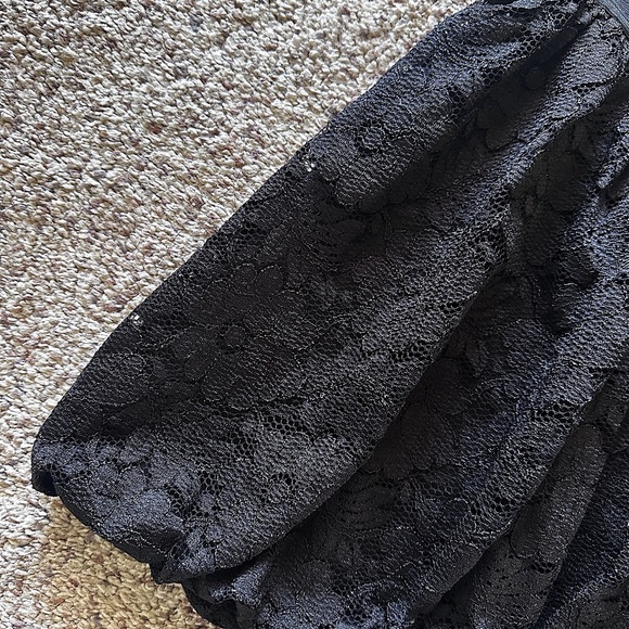 Black classic floral lace skirt with lining - Picture 3 of 4